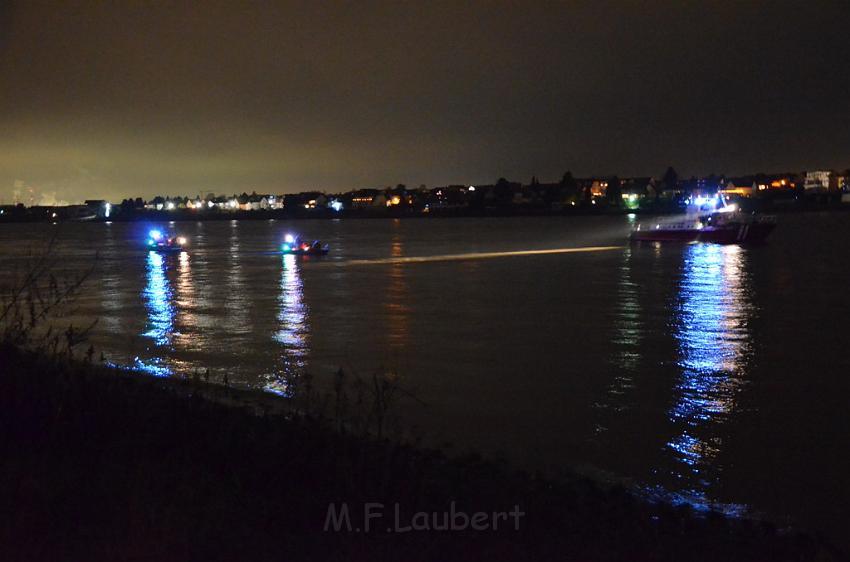 Einsatz BF Koeln PKW im Rhein Mondorf Hersel P002.JPG